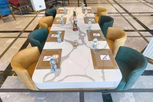 Restoran või mõni muu söögikoht majutusasutuses Ramada Encore by Wyndham Rajbagh Srinagar