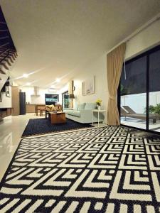 Posezení v ubytování Krabi Private Pool Villa 1 by Belcarrra Spaces