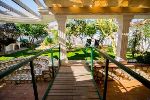 una escalera que conduce a un porche con columnas en 16:9 Los Molinos Suites, en Almería