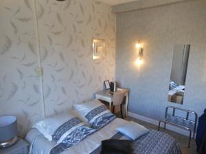 Postel nebo postele na pokoji v ubytování Logis Le Printemps Hôtel Restaurant - Montélimar