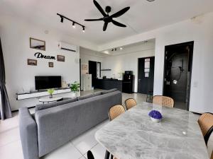 TV a/nebo společenská místnost v ubytování Cozy Urban Suites Georgetown View