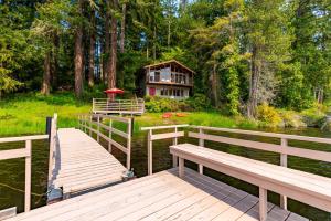 Κήπος έξω από το Goss Lake Getaway by AvantStay Lakefront Escape