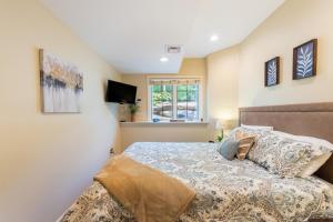 a bedroom with a bed and a tv on the wall at Highland Hideaway by AvantStay Group Poconos Retreat w Patio Game Room in Lake Harmony +59 photos