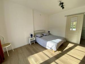 a bedroom with a bed and a table and a window at T2 charmant à Cambo-les-Bains, proche Thermes, WIFI, 2 couchages - FR-1-495-146 in Cambo-les-Bains