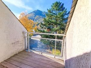 un balcon avec vue sur une montagne dans l'établissement Duplex T3 6 pers - Saint-Lary-Soulan avec TV, parking, casier à skis - FR-1-457-352, à Saint-Lary-Soulan