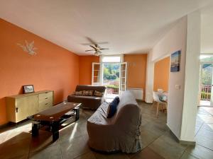 ein Wohnzimmer mit Sofa und Tisch in der Unterkunft Appartement T3 rénové avec WIFI, proche des Thermes de Cambo-les-Bains - FR-1-495-145 in Cambo-les-Bains