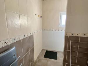 ein Badezimmer mit Dusche und Waschbecken in der Unterkunft Appartement T3 rénové avec WIFI, proche des Thermes de Cambo-les-Bains - FR-1-495-145 in Cambo-les-Bains + 23 Fotos