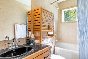 Vannituba majutusasutuses Harborview Getaway by AvantStay Walk to Beach