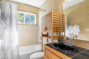 Vannituba majutusasutuses Harborview Getaway by AvantStay Walk to Beach +32 fotot
