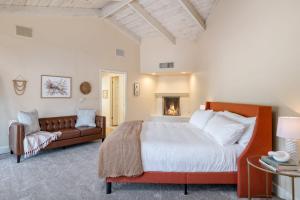 スコッツデールにあるDiamondback by AvantStay Luxury Retreat Poolの大きなベッドとソファのある寝室 +82枚の写真