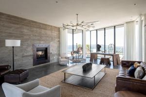 Posezení v ubytování Belleza by AvantStay Hilltop Mansion w Pool Panoramic Views Ultra Modern Interior