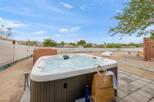 ภาพในคลังภาพของ Fable by AvantStay 2 Unique Spaces w Bowling Hot Tub Fire Pit Large Yard ในโจชัวทรี