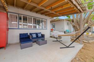 ลานเฉลียงหรือพื้นที่กลางแจ้งของ Fable by AvantStay 2 Unique Spaces w Bowling Hot Tub Fire Pit Large Yard