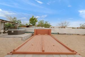 ระเบียงหรือลานระเบียงของ Fable by AvantStay 2 Unique Spaces w Bowling Hot Tub Fire Pit Large Yard