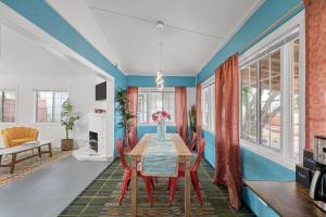 พื้นที่นั่งเล่นของ Fable by AvantStay 2 Unique Spaces w Bowling Hot Tub Fire Pit Large Yard