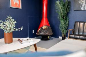 ภาพในคลังภาพของ Fable by AvantStay 2 Unique Spaces w Bowling Hot Tub Fire Pit Large Yard ในโจชัวทรี