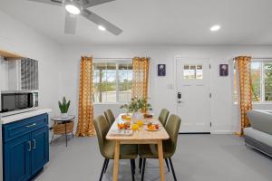 ครัวหรือมุมครัวของ Fable by AvantStay 2 Unique Spaces w Bowling Hot Tub Fire Pit Large Yard