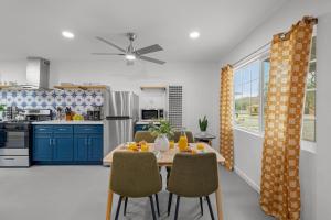 ครัวหรือมุมครัวของ Fable by AvantStay 2 Unique Spaces w Bowling Hot Tub Fire Pit Large Yard
