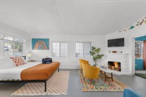 เตียงในห้องที่ Fable by AvantStay 2 Unique Spaces w Bowling Hot Tub Fire Pit Large Yard