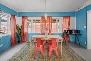 ครัวหรือมุมครัวของ Fable by AvantStay 2 Unique Spaces w Bowling Hot Tub Fire Pit Large Yard