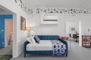 เตียงในห้องที่ Fable by AvantStay 2 Unique Spaces w Bowling Hot Tub Fire Pit Large Yard