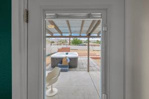 ห้องน้ำของ Fable by AvantStay 2 Unique Spaces w Bowling Hot Tub Fire Pit Large Yard
