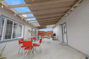 ระเบียงหรือลานระเบียงของ Fable by AvantStay 2 Unique Spaces w Bowling Hot Tub Fire Pit Large Yard
