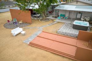 ภาพในคลังภาพของ Fable by AvantStay 2 Unique Spaces w Bowling Hot Tub Fire Pit Large Yard ในโจชัวทรี