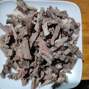 ein Haufen Fleisch auf einer Platte auf einem Tisch in der Unterkunft Myagdi Devisthan Guest House And Bhanchha Ghar in Pokhara