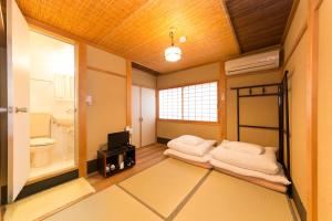 京都市にあるなごみ旅館 悠のトイレとテレビ付きのバスルームがある部屋