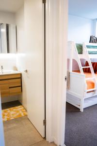 Ένα ή περισσότερα κρεβάτια σε δωμάτιο στο Happy Hour by Experience Jervis Bay