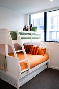 Ένα ή περισσότερα κρεβάτια σε δωμάτιο στο Happy Hour by Experience Jervis Bay