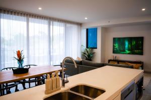 Μια τηλεόραση ή/και κέντρο ψυχαγωγίας στο Happy Hour by Experience Jervis Bay