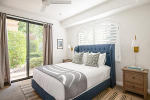 Giường trong phòng chung tại Villa Verbena by AvantStay Expansive Estate w B-ball Court PoolSpa Entertainers Yard +86 ảnh