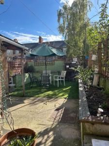 taras ze stołem i parasolem w obiekcie Spacious Grimsby Contractor Friendly Home Sleeps 12 and Free Parking w mieście Grimsby +61 zdjęć