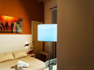 1 dormitorio con 1 cama y una pintura en la pared en Torre di Renda en Piazza Armerina