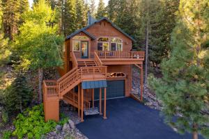 Zahrada ubytování Golden Summit by AvantStay Stunning Secluded Cabin w Access to Tahoe Donner