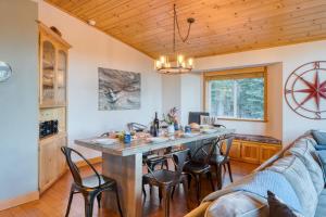 Posezení v ubytování Golden Summit by AvantStay Stunning Secluded Cabin w Access to Tahoe Donner