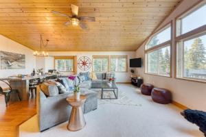Posezení v ubytování Golden Summit by AvantStay Stunning Secluded Cabin w Access to Tahoe Donner