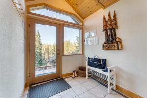Posezení v ubytování Golden Summit by AvantStay Stunning Secluded Cabin w Access to Tahoe Donner
