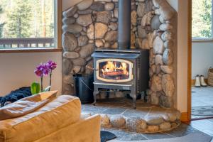 Fotografie z fotogalerie ubytování Golden Summit by AvantStay Stunning Secluded Cabin w Access to Tahoe Donner v destinaci Truckee