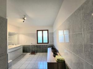 Ένα μπάνιο στο Maison de campagne spacieuse près de Sarlat, idéale pour familles et amis, grand jardin et activités. - FR-1-616-208 +23 φωτογραφίες