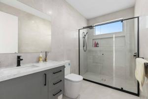 Bilik mandi di Spacious and Luxury House at Taylor +11 gambar