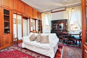 ローマにあるPantheon Family Romantic Suiteのリビングルーム(白いソファ、テーブル付)