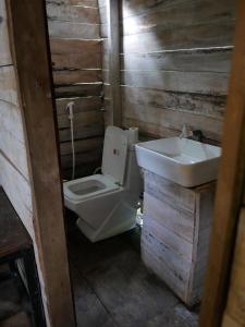 Bany a Knuckles Off-Grid Cabin With Waterfall View
