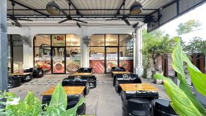 a restaurant with tables and chairs in front of a building at Seoul Boutique Hotel 서울부티크호텔 首尔精品酒店 in Pattaya Central