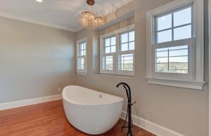 Bilik mandi di 20 Morgan Place Drive by AvantStay Waterfront Home w Private Dock +64 gambar