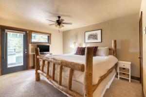 Postel nebo postele na pokoji v ubytování Frontier by AvantStay Incredible Mtn Views Hot Tub Gorgeous Breckenridge Home Close to Slopes