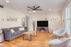 a living room with a couch and a flat screen tv at Sage Lodge by AvantStay 15 Min to Downtown Deck in Asheville