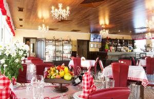 Reštaurácia alebo iné gastronomické zariadenie v ubytovaní Dergachov Guest House